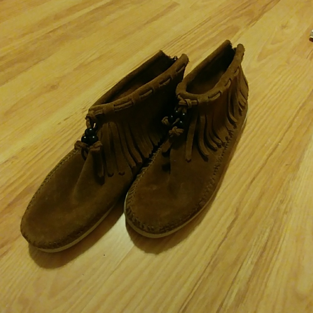 Minnetonka 7.5 zip up booties with rubber sole